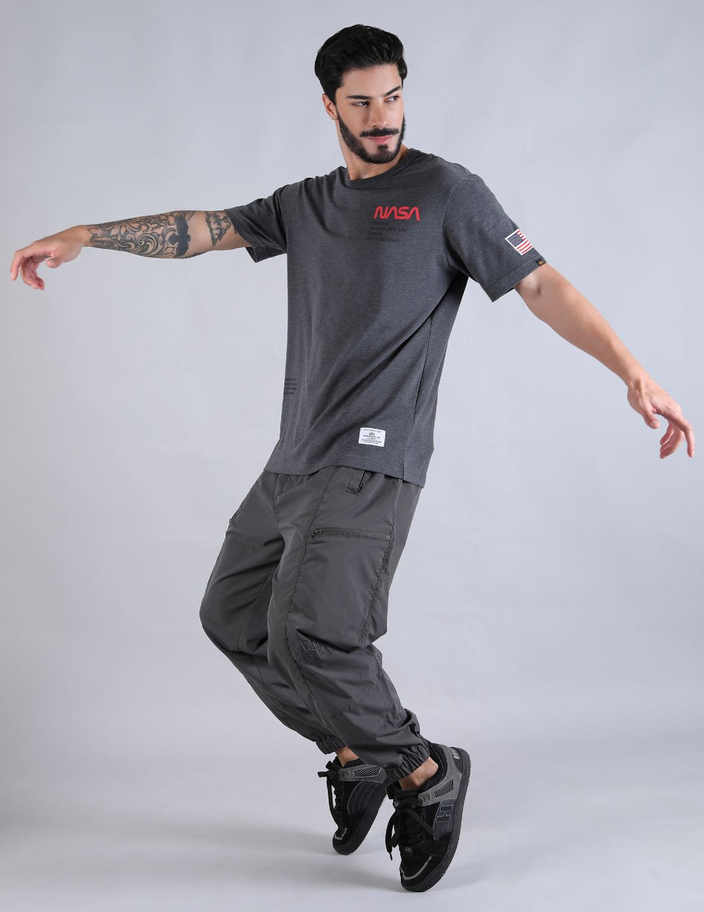 ALPHA INDUSTRIES: NASA WORM LOGO GEN II TEE - CHARCOAL