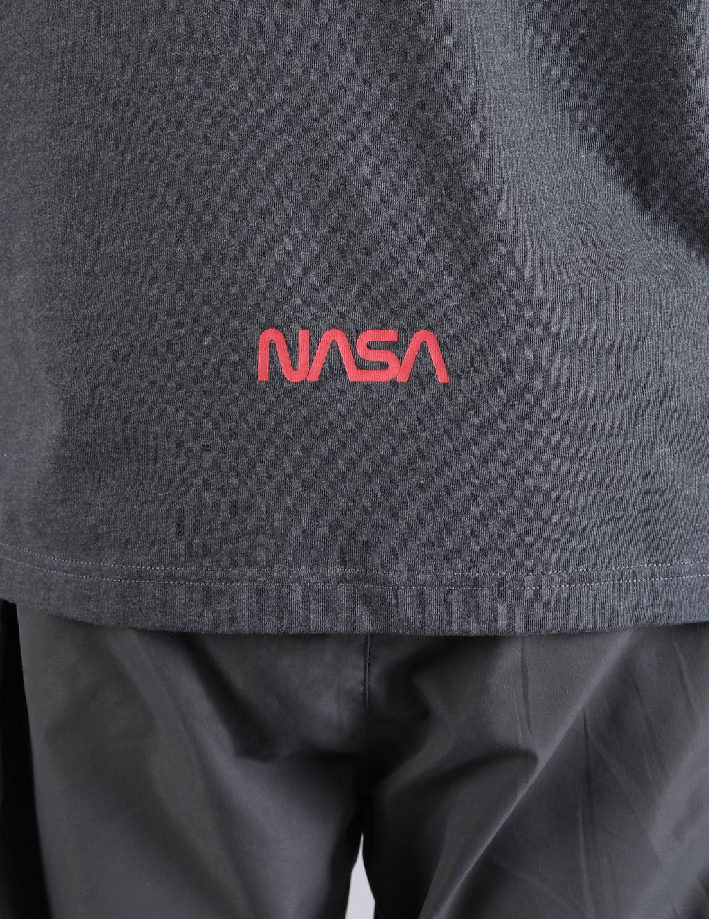 ALPHA INDUSTRIES: NASA WORM LOGO GEN II TEE - CHARCOAL