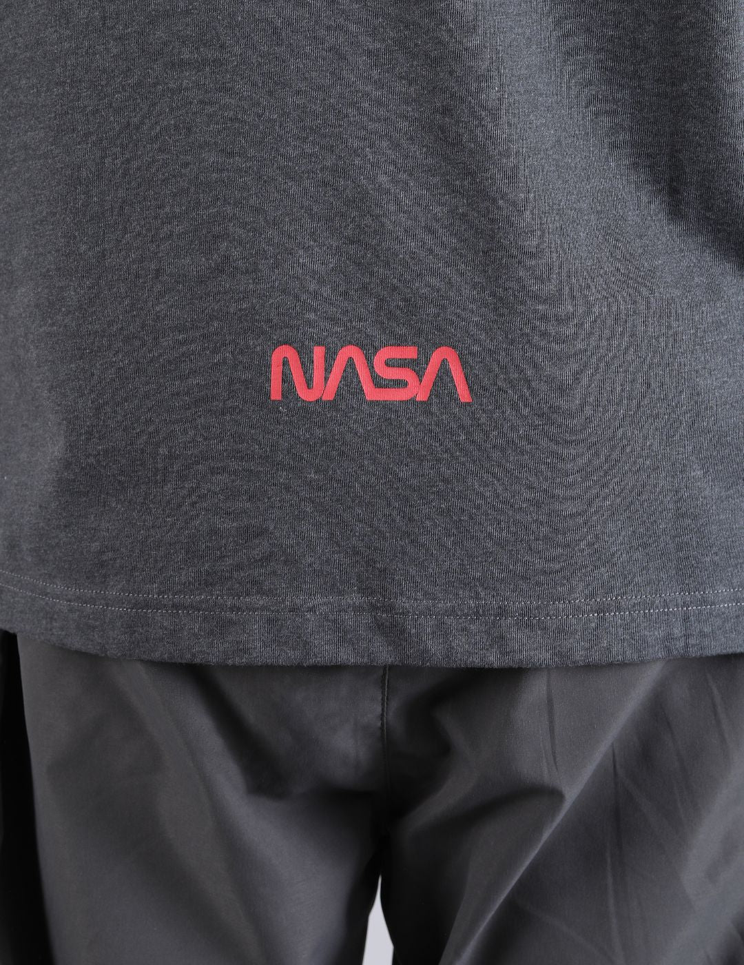 ALPHA INDUSTRIES: NASA WORM LOGO GEN II TEE - CHARCOAL