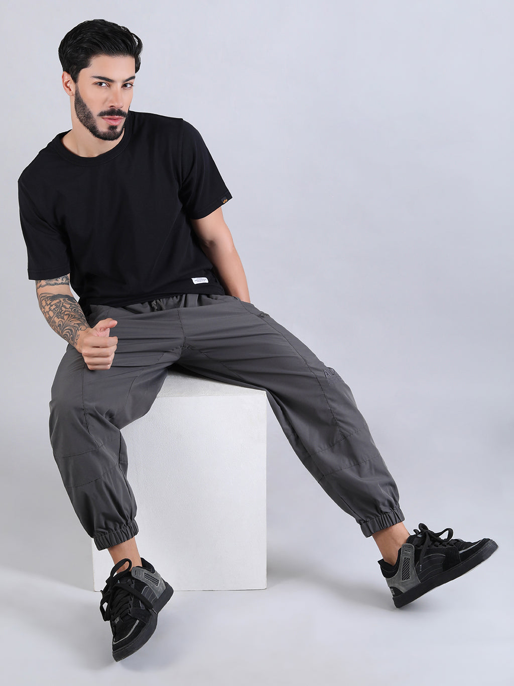 ALPHA INDUSTRIES: ESSENTIAL GEN II TEE - BLACK