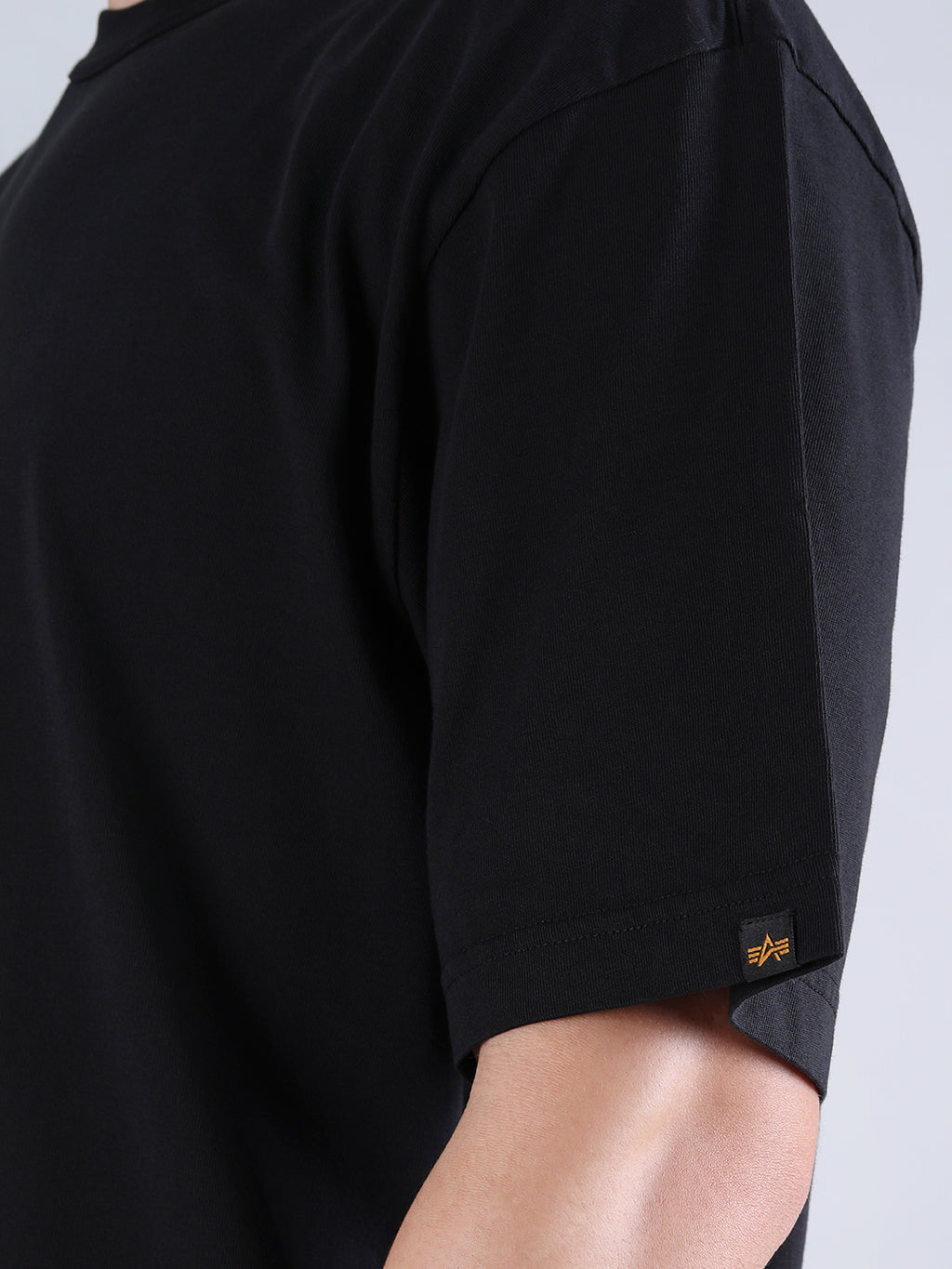 ALPHA INDUSTRIES: ESSENTIAL RELAXED TEE - BLACK